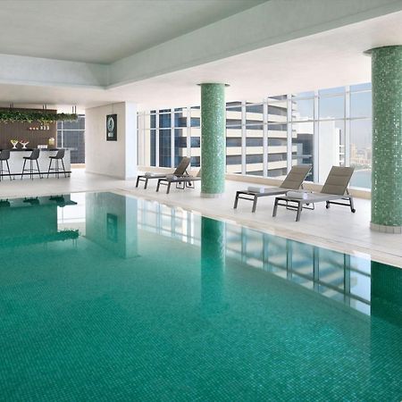 Element By Westin West Bay Doha Hotel Eksteriør billede The swimming pool at the hotel