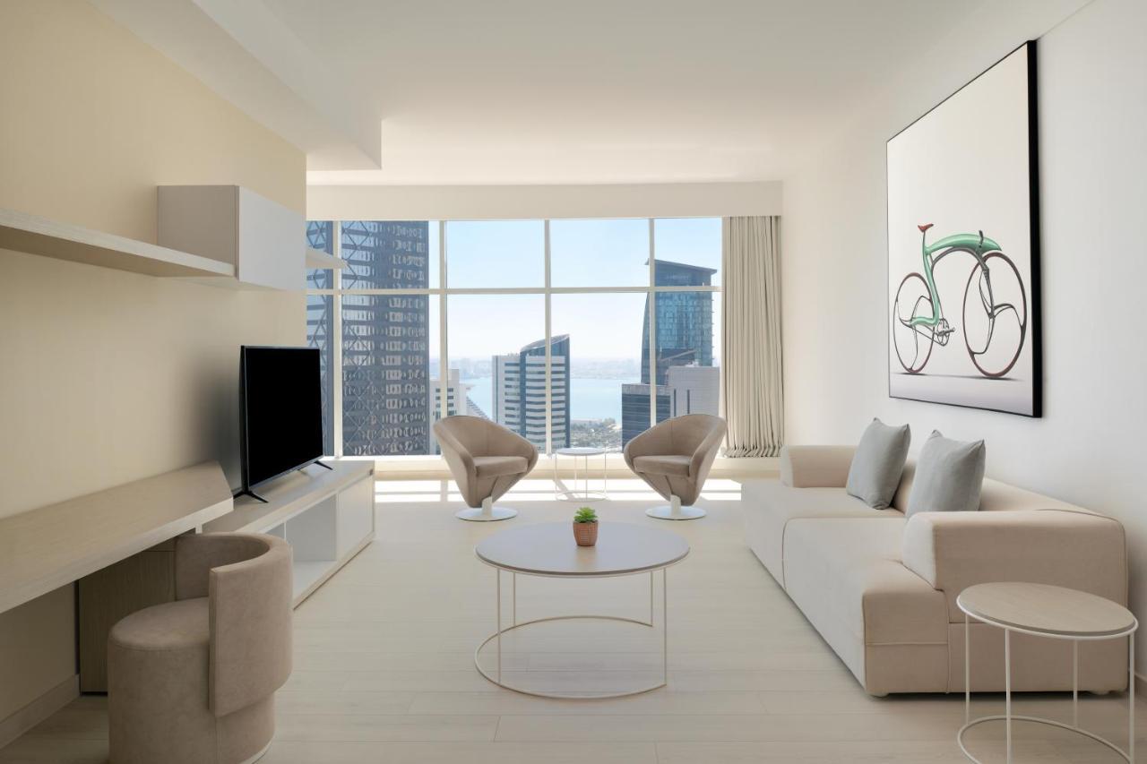 Element By Westin West Bay Doha Hotel Eksteriør billede A living room