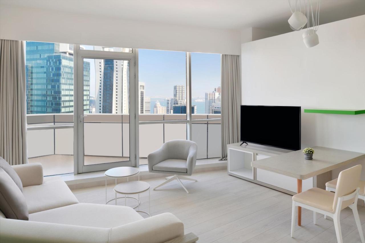 Element By Westin West Bay Doha Hotel Eksteriør billede A living room in a condominium