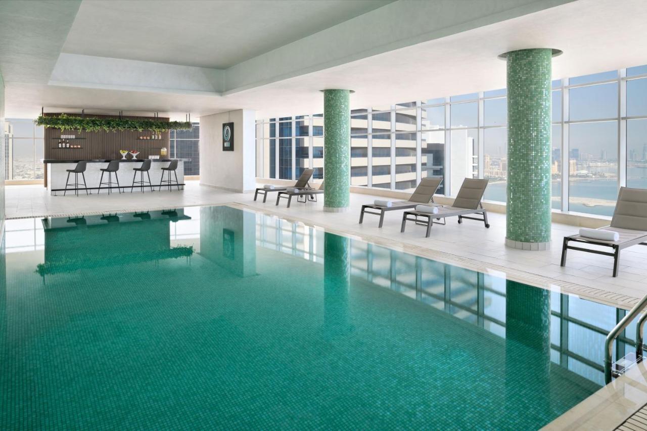 Element By Westin West Bay Doha Hotel Eksteriør billede The swimming pool at the hotel