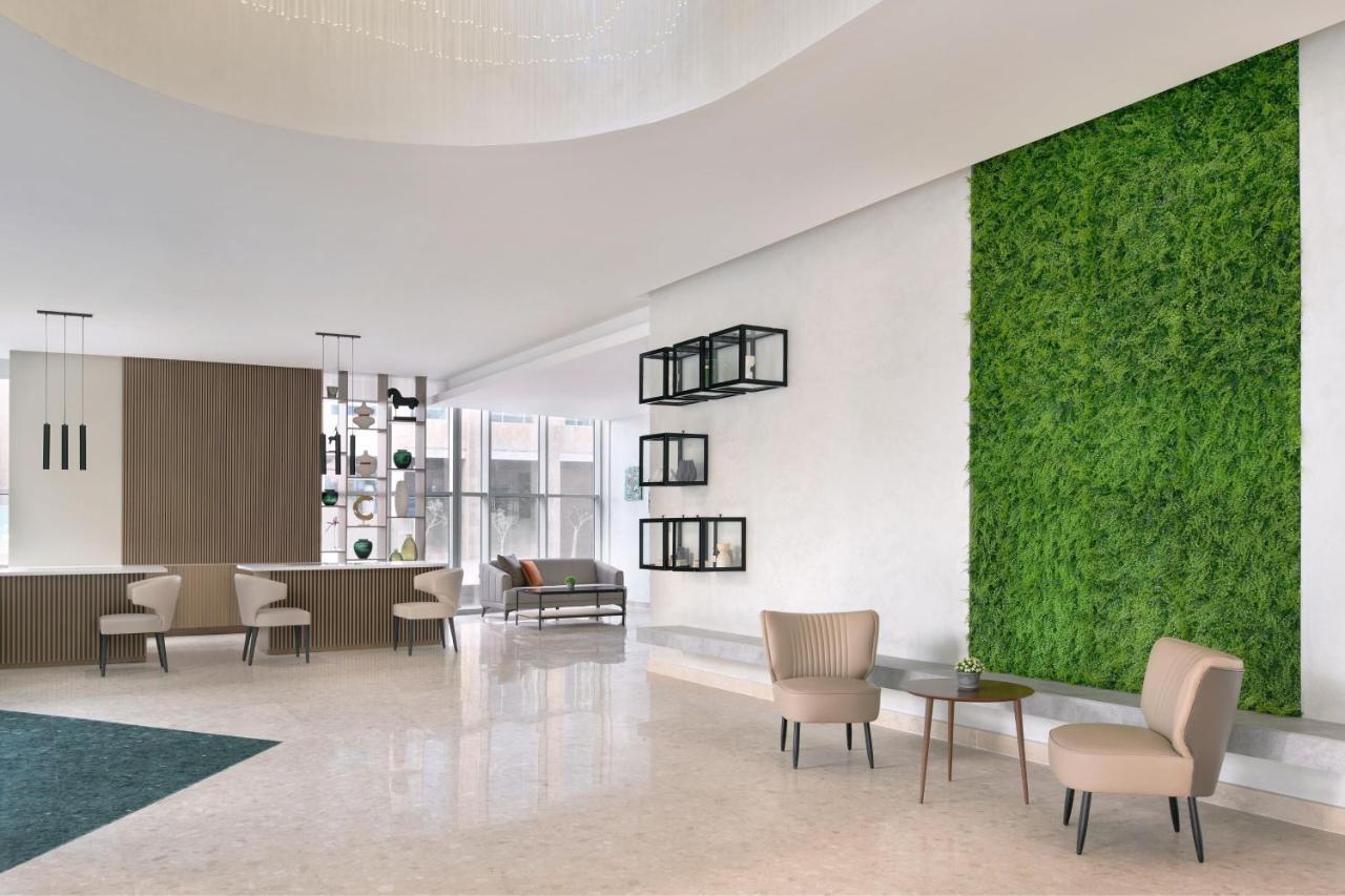 Element By Westin West Bay Doha Hotel Eksteriør billede A green wall in a hotel lobby
