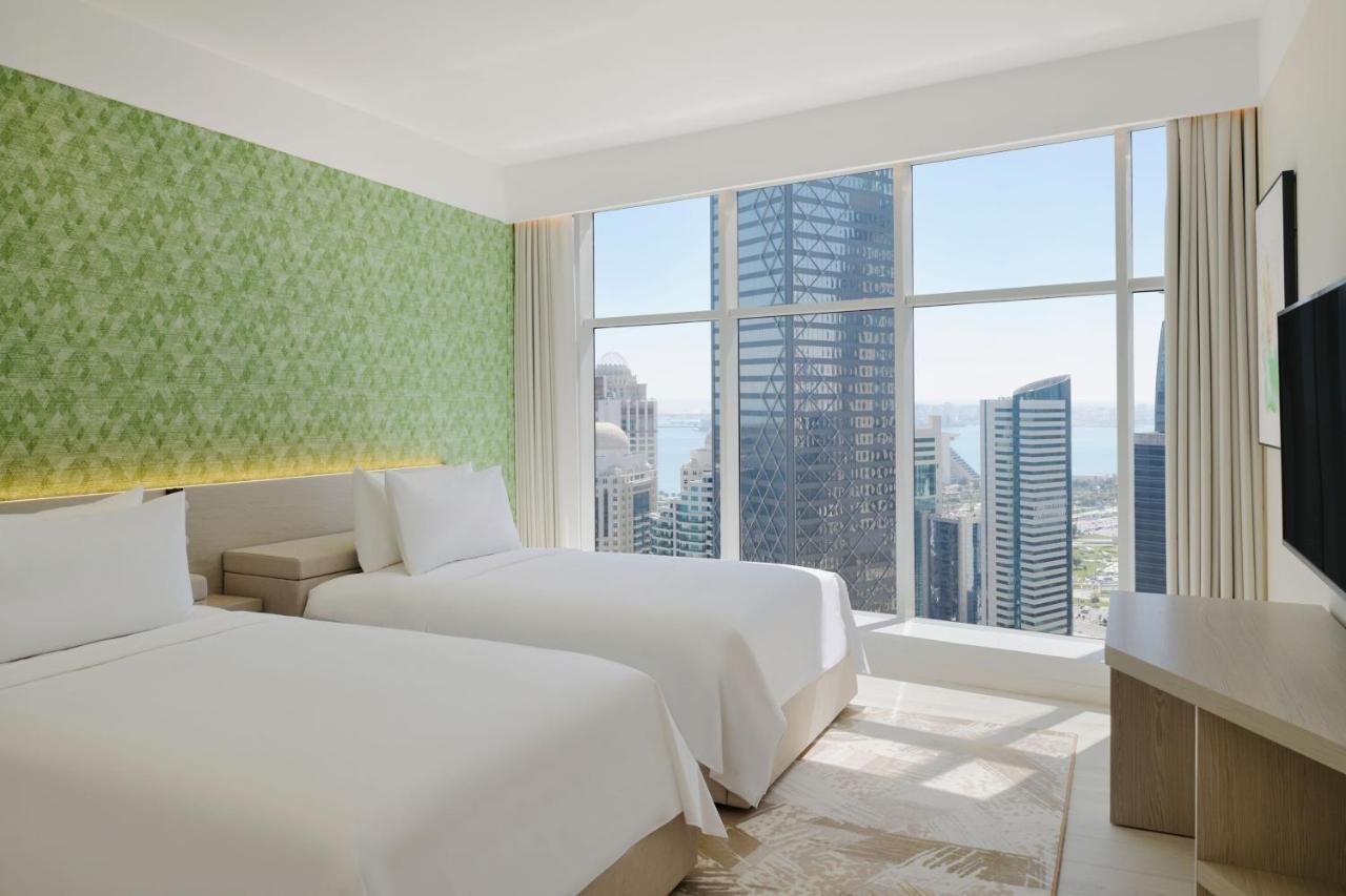 Element By Westin West Bay Doha Hotel Eksteriør billede A guest room at the hotel