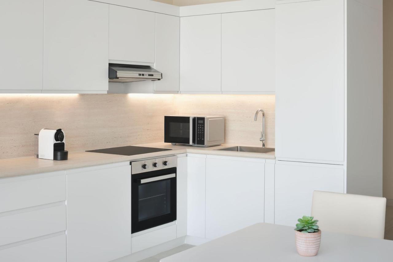 Element By Westin West Bay Doha Hotel Eksteriør billede A modern kitchen