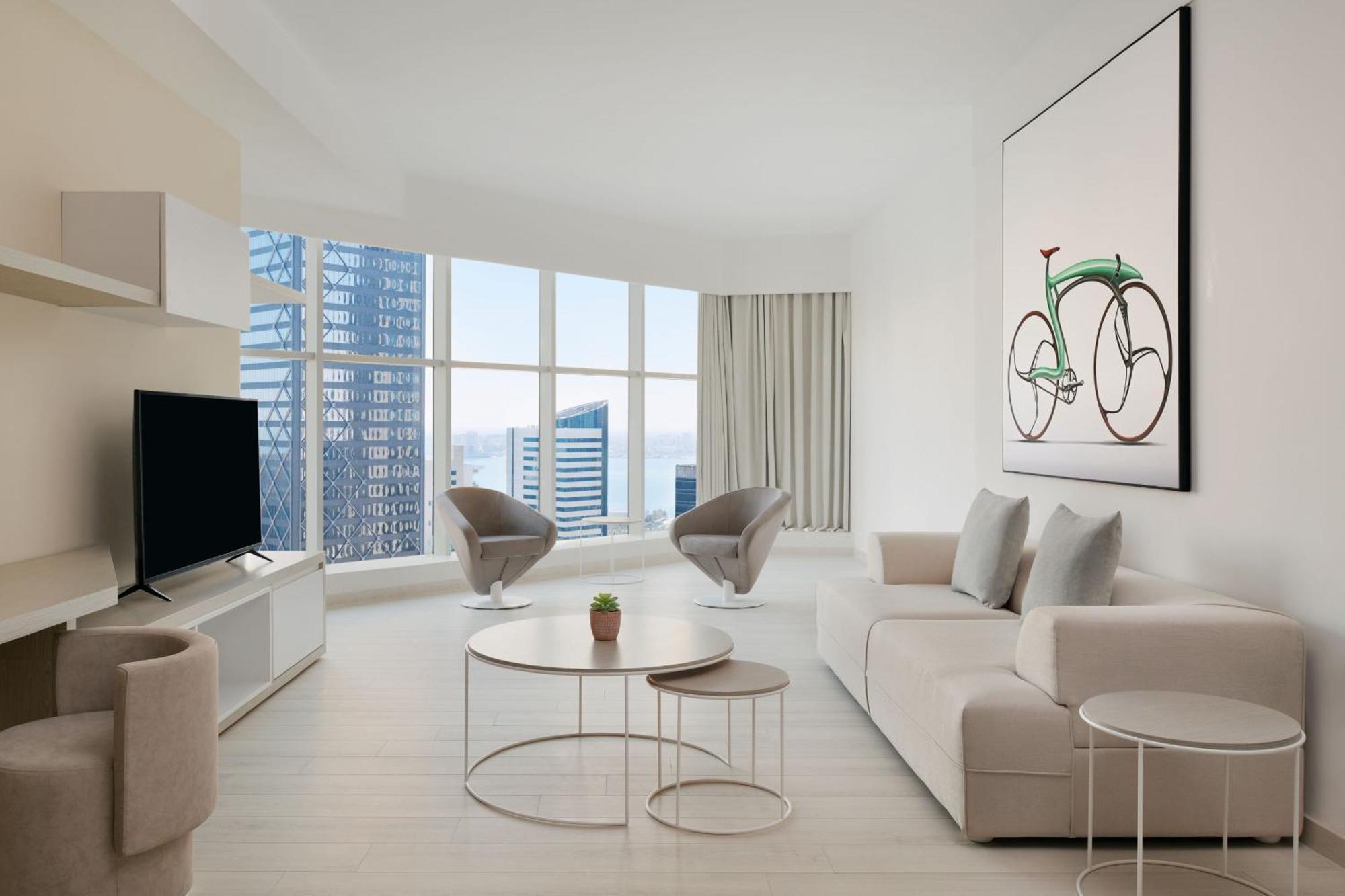 Element By Westin West Bay Doha Hotel Eksteriør billede A living room in a condominium