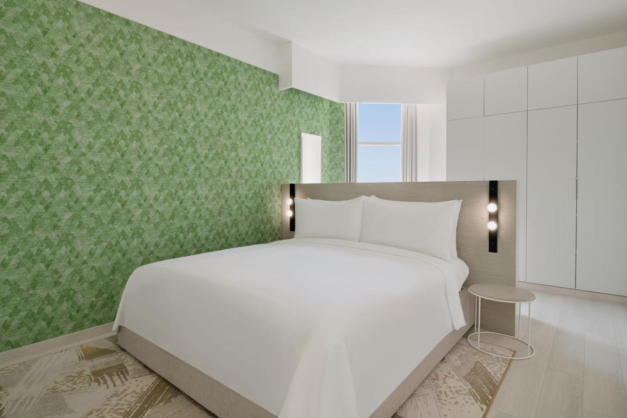 Element By Westin West Bay Doha Hotel Eksteriør billede A bedroom