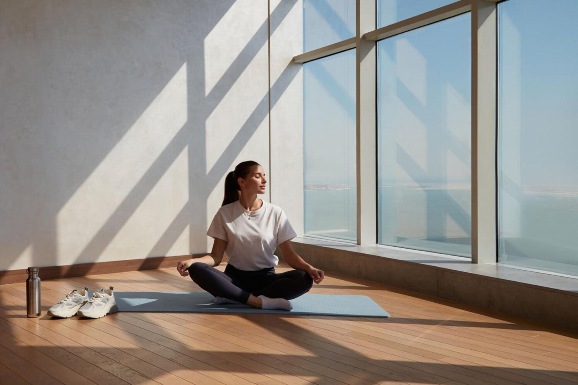 Element By Westin West Bay Doha Hotel Eksteriør billede A woman meditating