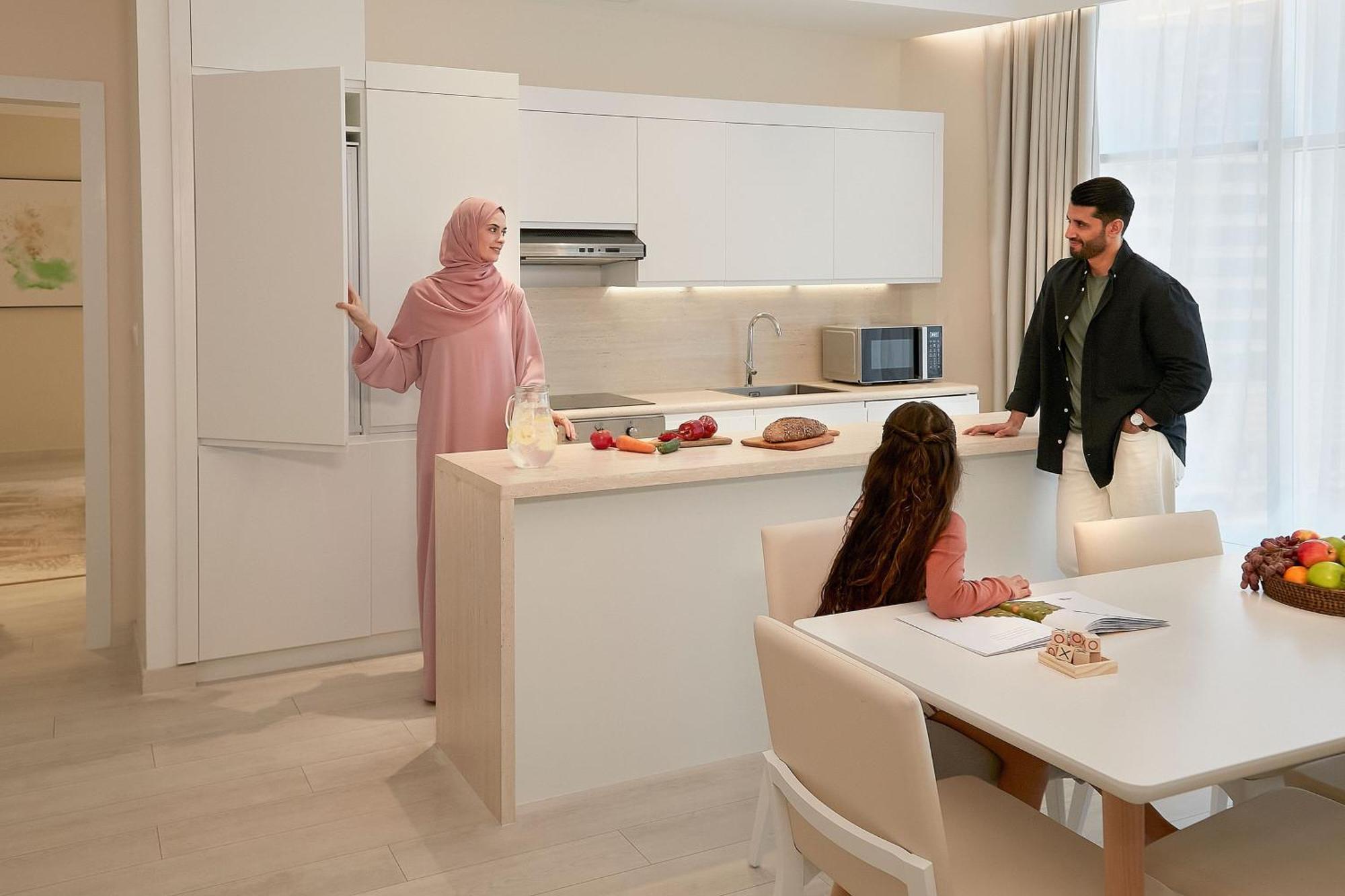 Element By Westin West Bay Doha Hotel Eksteriør billede A family in a kitchen