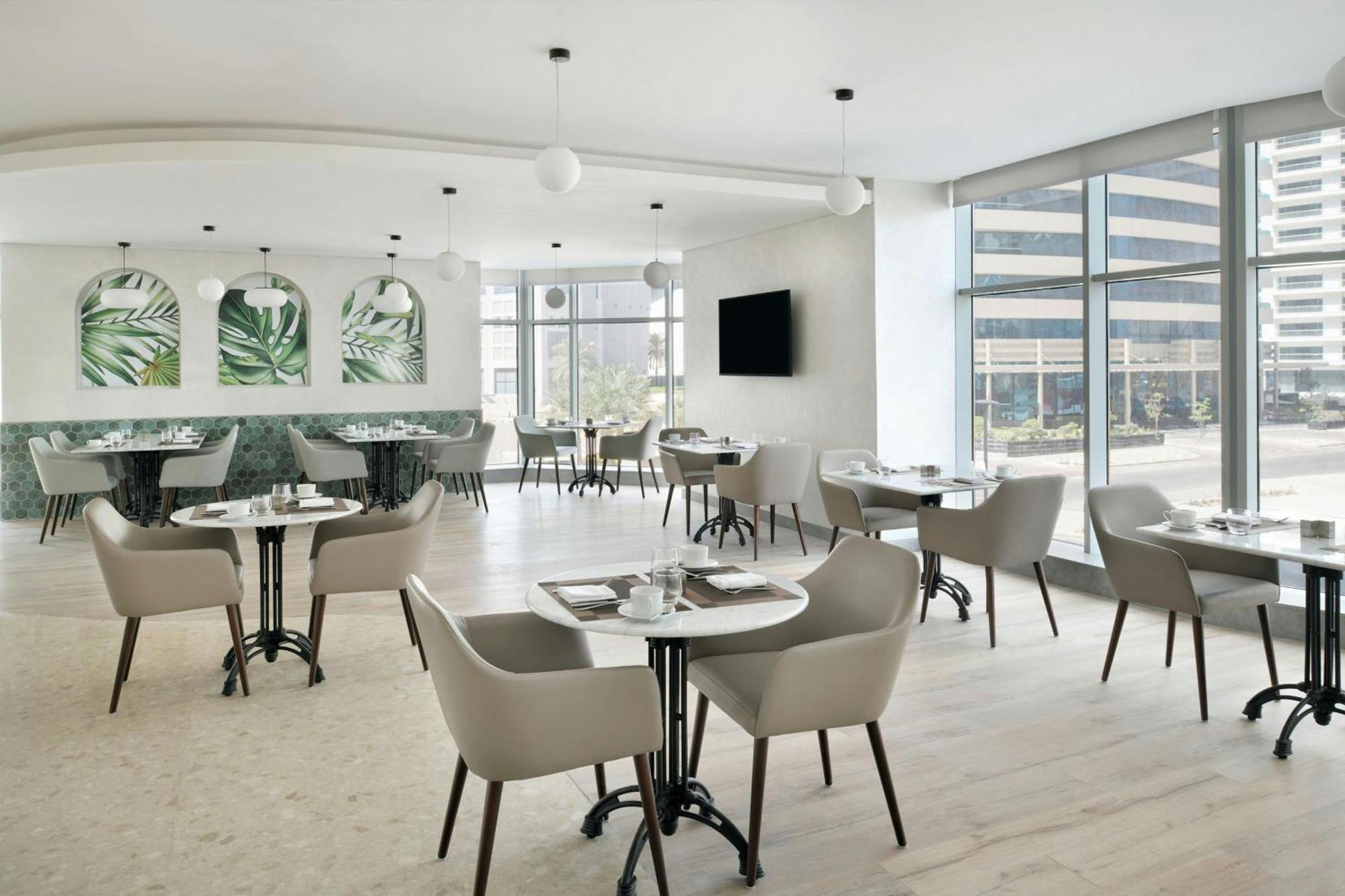 Element By Westin West Bay Doha Hotel Eksteriør billede The Club at Newark Airport