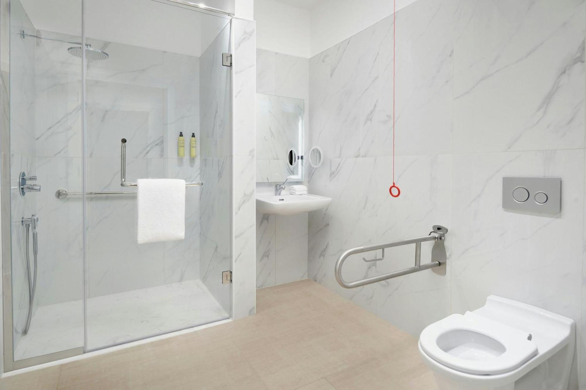 Element By Westin West Bay Doha Hotel Eksteriør billede A wet room